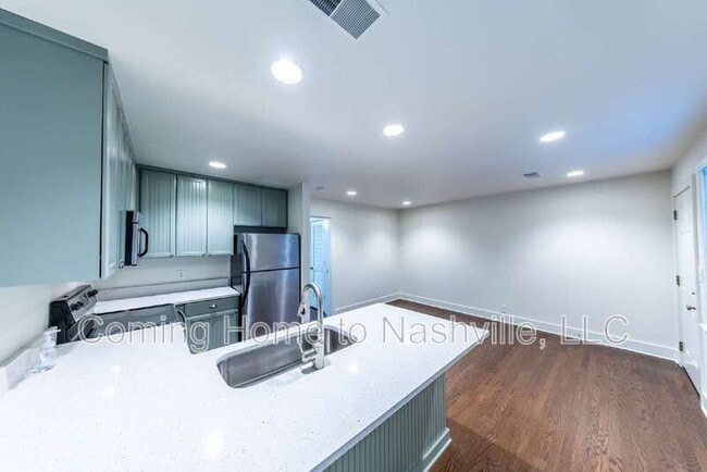 Building Photo - 818 Fatherland St
