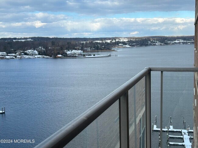 Foto del edificio - 28 Riverside Ave