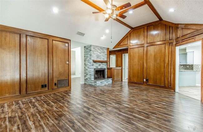 Building Photo - 2701 Green Oaks Dr