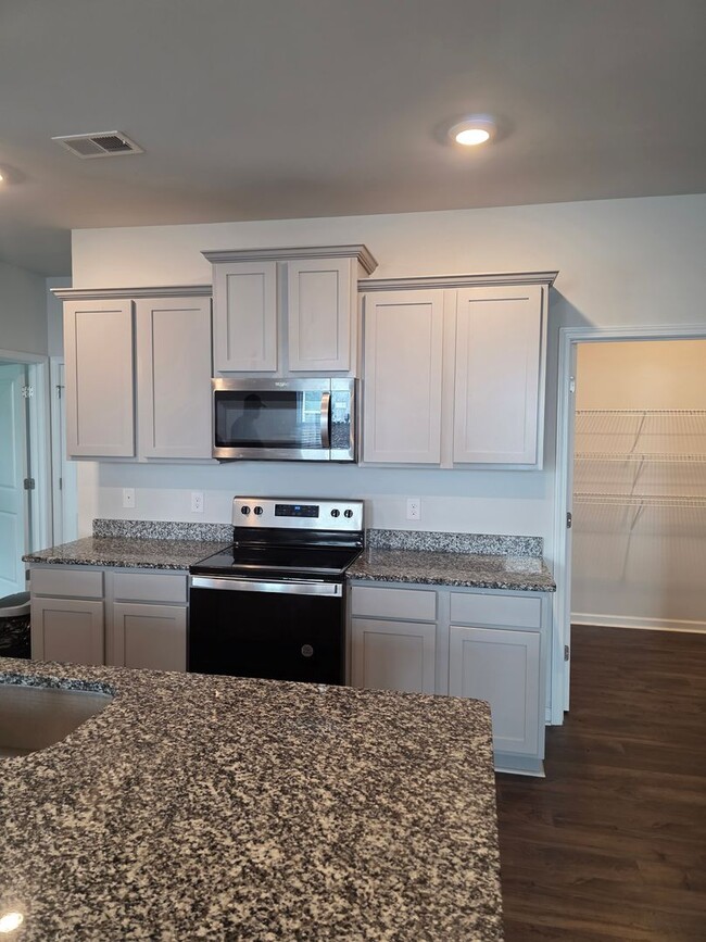 Building Photo - 5 BEDROOMS