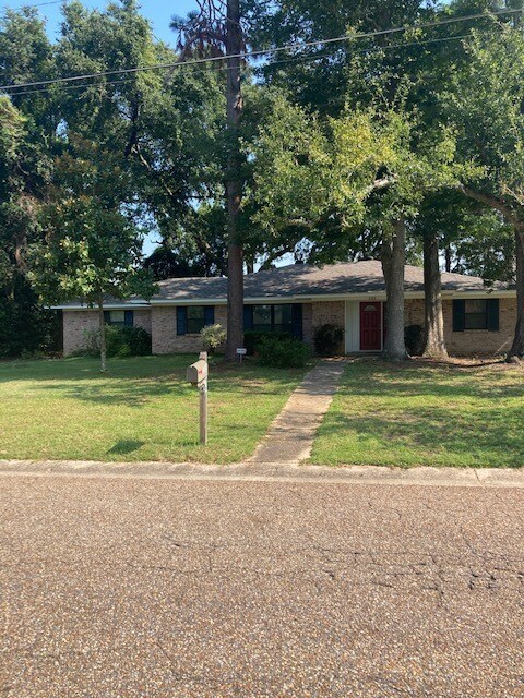 Foto del edificio - 151 Country Club Dr