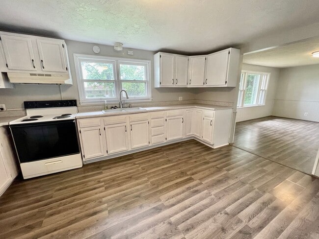 Building Photo - NO RENT until 2026! Lock in your new home now and enjoy the rest of the year rent-free! The depos...