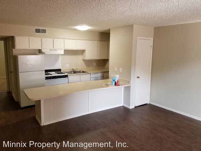 Building Photo - 2 br, 1 bath Apartment - 4301 SW 51st Avenue