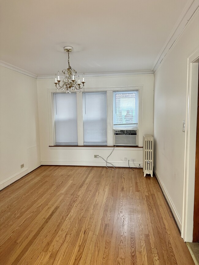 Dining Room - 1434 W Thome Ave