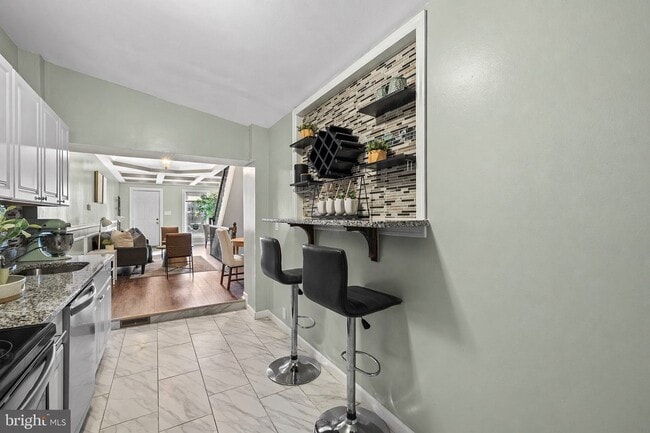 Building Photo - 926 W Pratt St