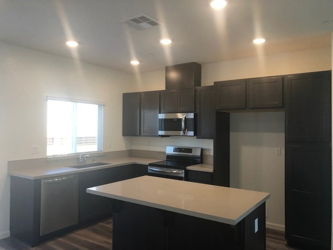 Foto del edificio - Brand new 4 bed 3 bath home in Natomas