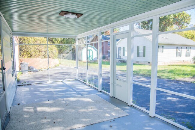 Foto del edificio - 700 Grove Ave