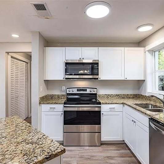 Foto del edificio - 997 Cedarwood Ave