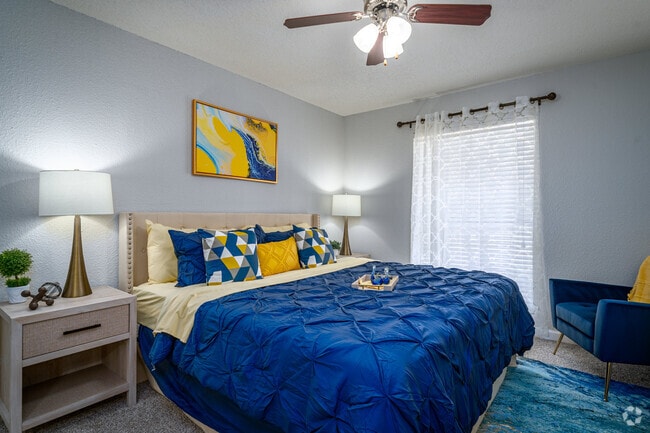 2BR, 2BA - 917SF - Woodlake Meadows