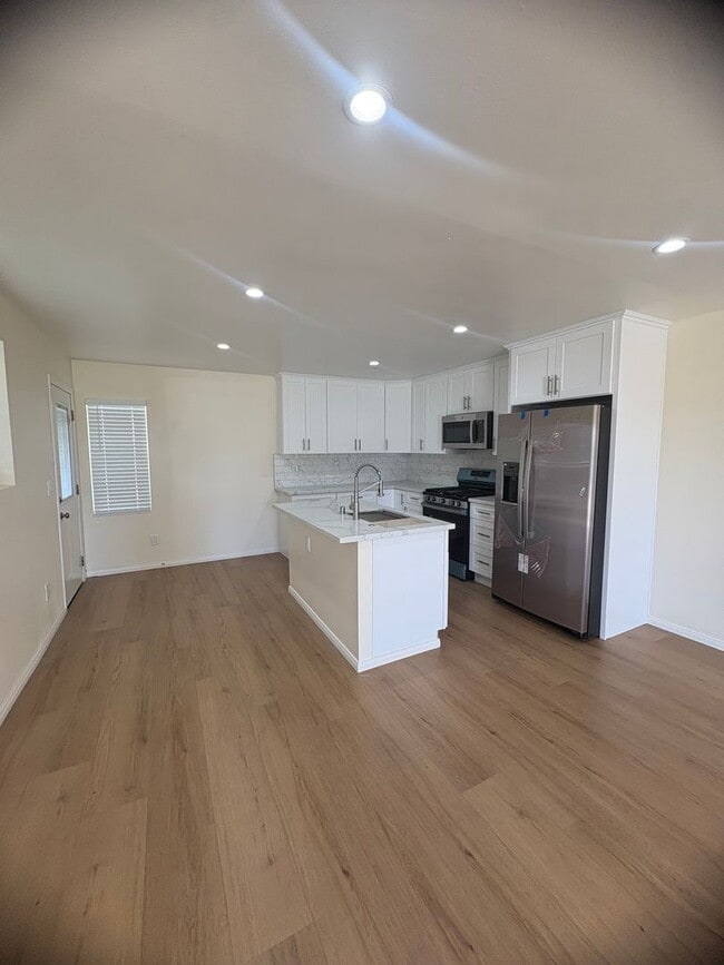 Building Photo - Oxnard - Single story, fully updated, two ...