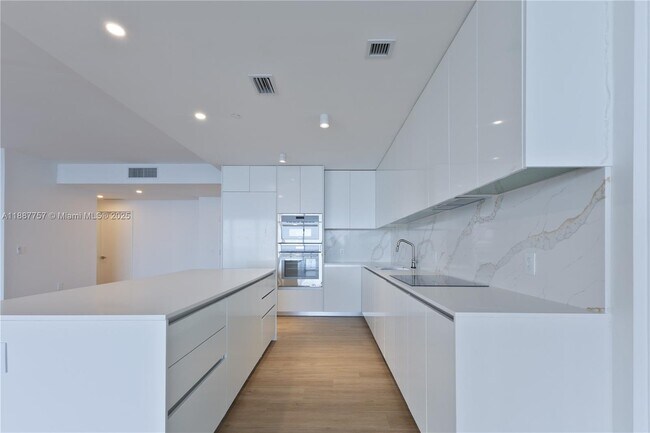 Foto del edificio - 700 NE 24th St