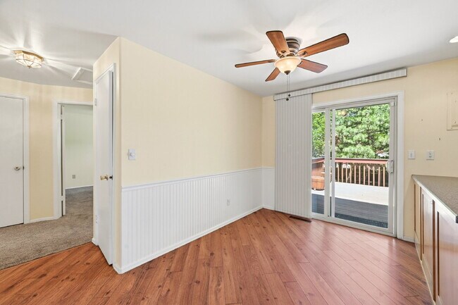 Foto del edificio - $1,995.95 4-bed, 1.5 bath, located in Colorado Springs with a large back yard