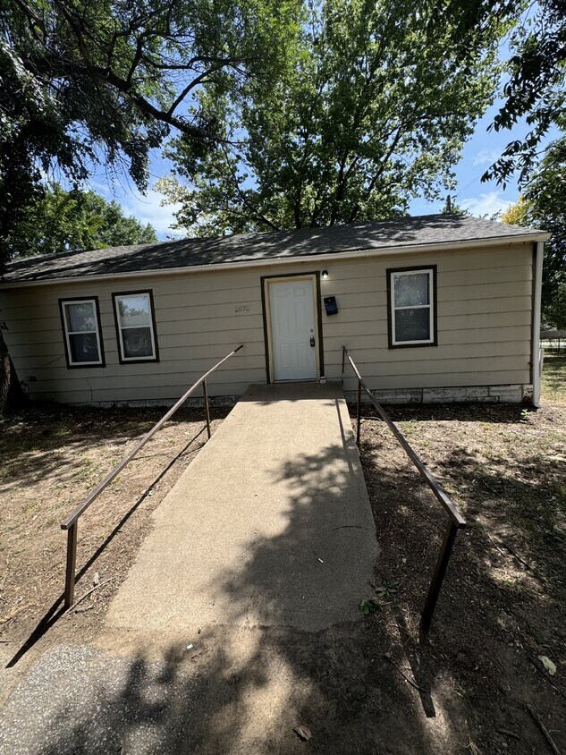Primary Photo - 3 Bedroom, 2 bathroom duplex with washer/d...