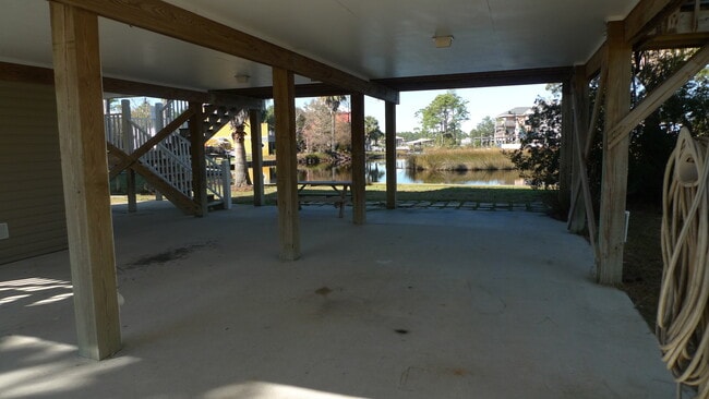 Building Photo - Gorgeous water views just blocks from the ...