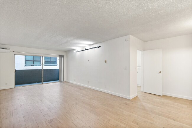 Foto del edificio - 642 N West Knoll Dr. Apartments