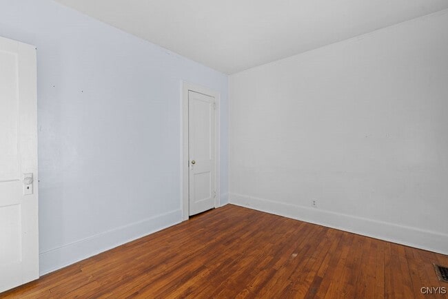 Building Photo - 401 Valley Dr