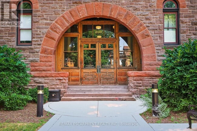 Building Photo - 200 Stinson St