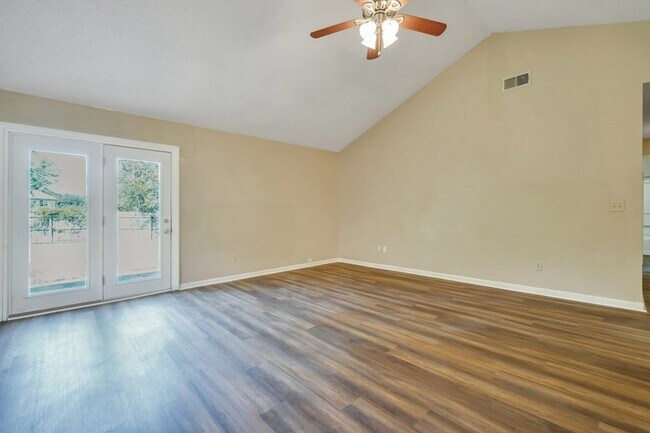 Foto del edificio - 1501 Woodcrest Cir