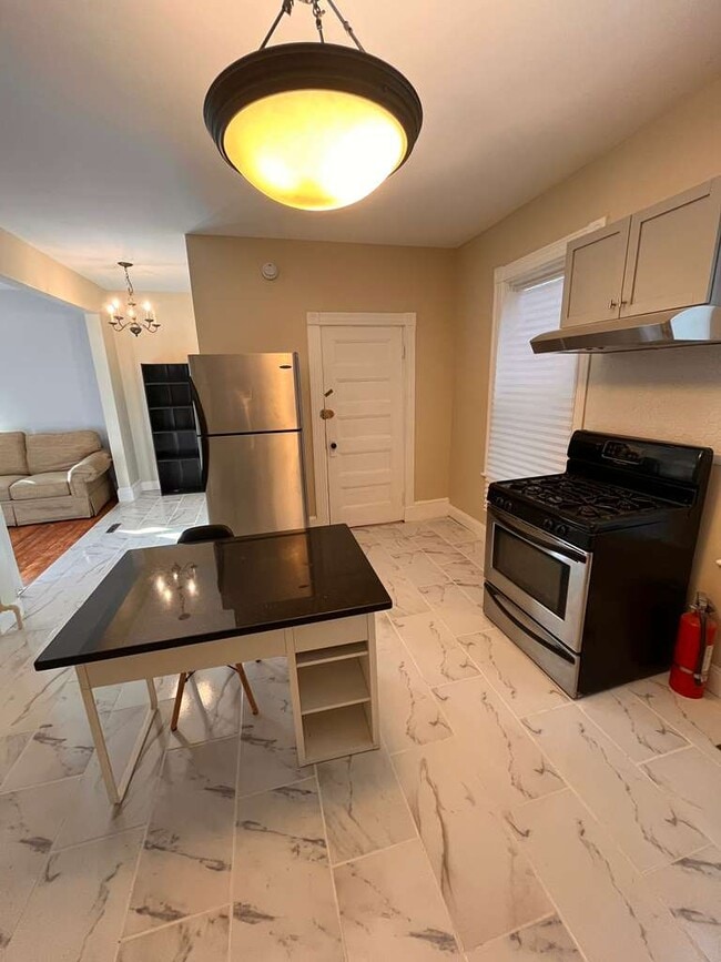 Building Photo - 10 Bucknam St