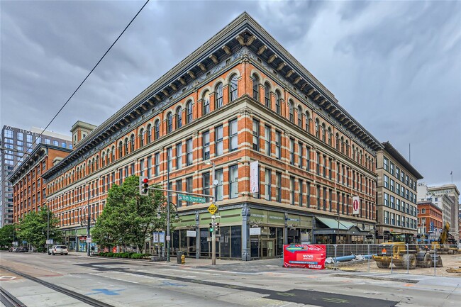 Building Photo - Stunning Downtown Loft w/23 ft. Ceilings -...