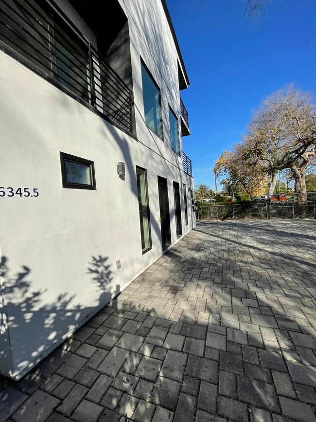 Foto del edificio - 6345 Farmdale Ave