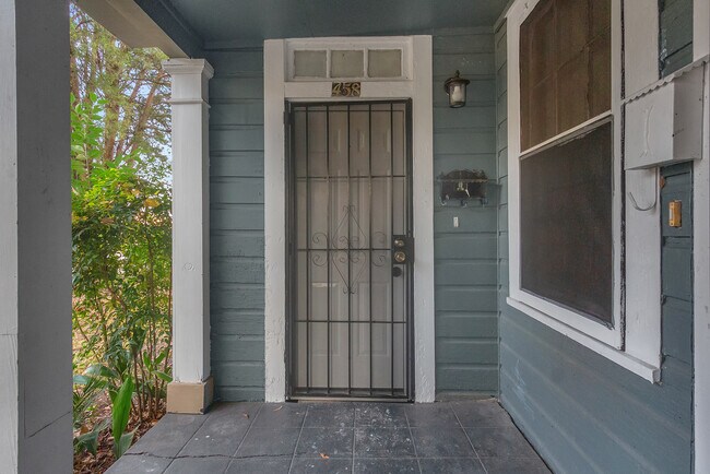 Vista de la puerta principal - 458 Burton Ave