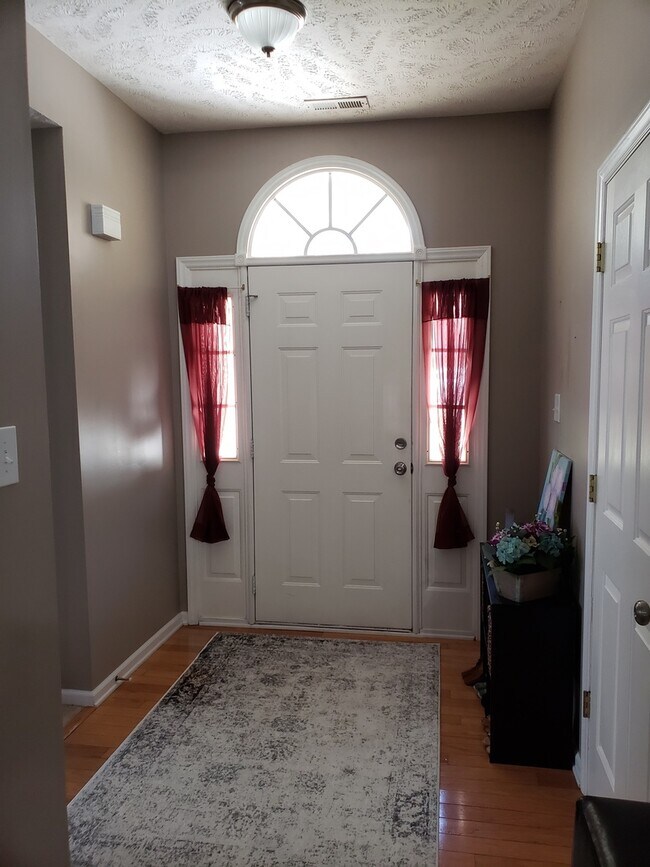 Building Photo - Spectacular 3 bedroom 2 bath home with a b...