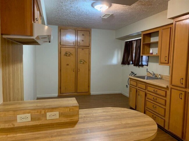 Building Photo - 1540 Calvit St