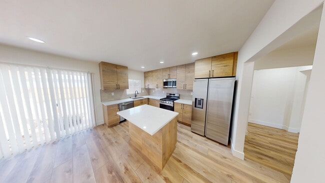 Building Photo - Newly Renovated 6 bed house on 63rd!