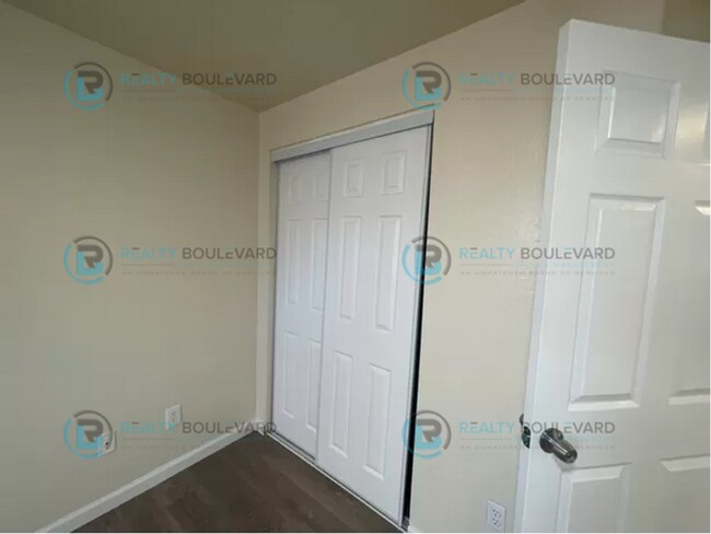 Building Photo - Enter a cozy one-bedroom, one-bath apartme...