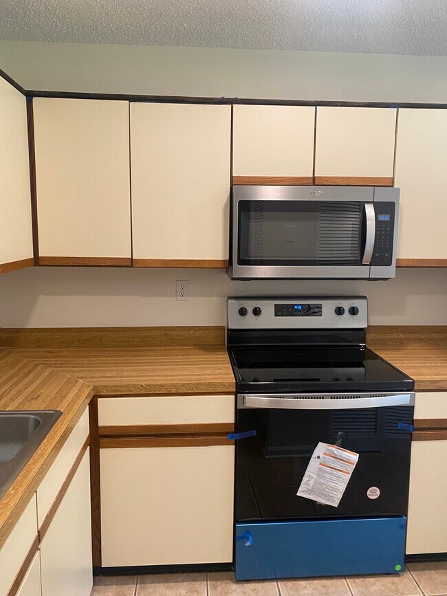 Foto del edificio - 7701 Baymeadows Cir W