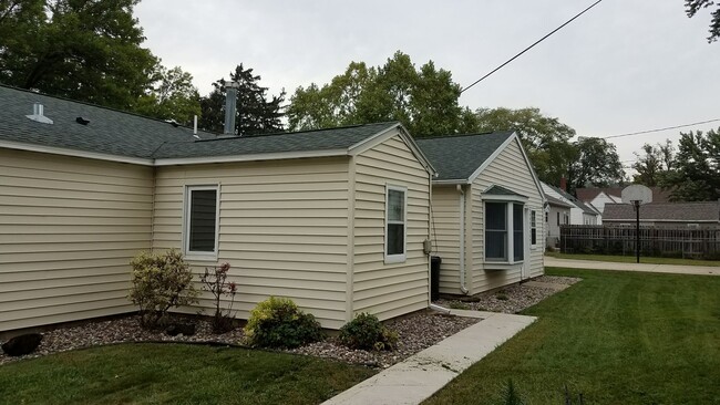 Building Photo - Large one bedroom/One Bath - NE Rochester