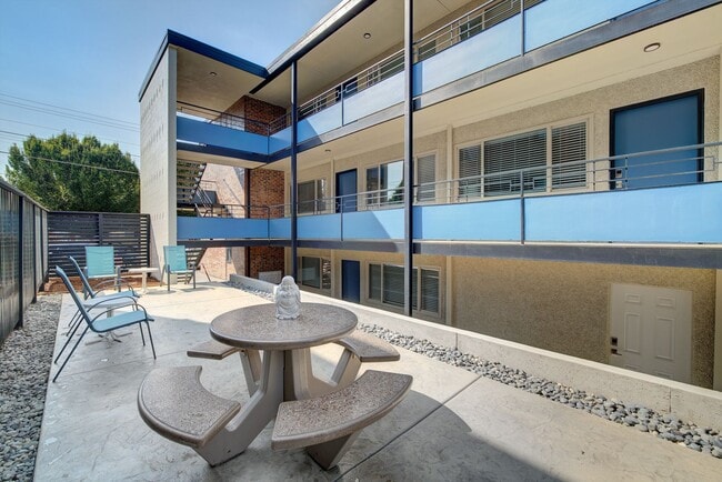 Building Photo - Second Floor 2bed/1bath Apartment in Green...