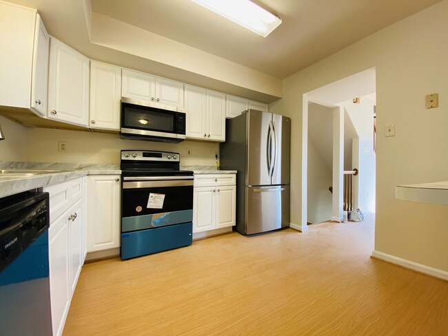 Building Photo - 8260 Kings Crown Rd