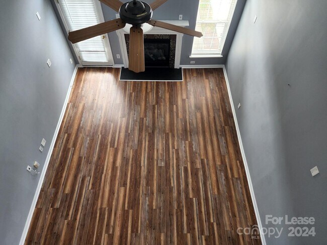 Foto del edificio - 317 Shingleoak Dr