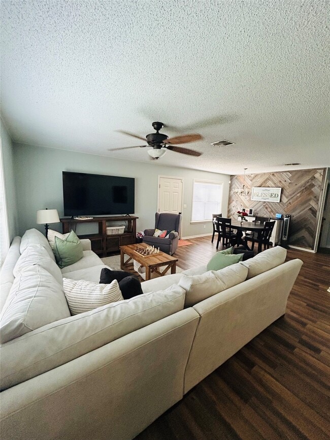 Building Photo - 108 Creek Bend Ln