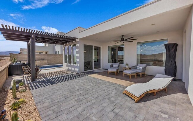 Foto del edificio - Stunning and Spacious 3 Bedroom Home in Desert Color! Includes a Private Pool!