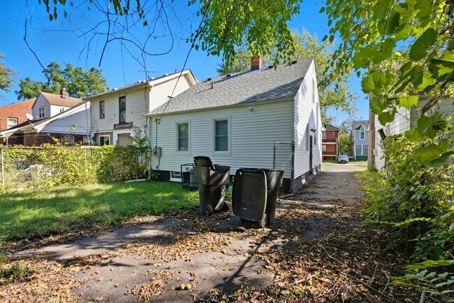 Building Photo - Holiday Special Reduce Rent