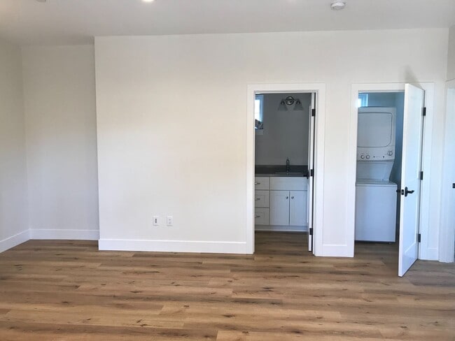 Building Photo - Upstairs Two Bedroom with views!