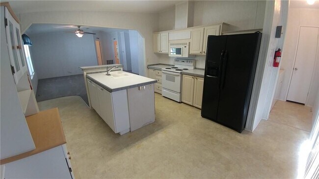 Building Photo - 351 Commodore Dr