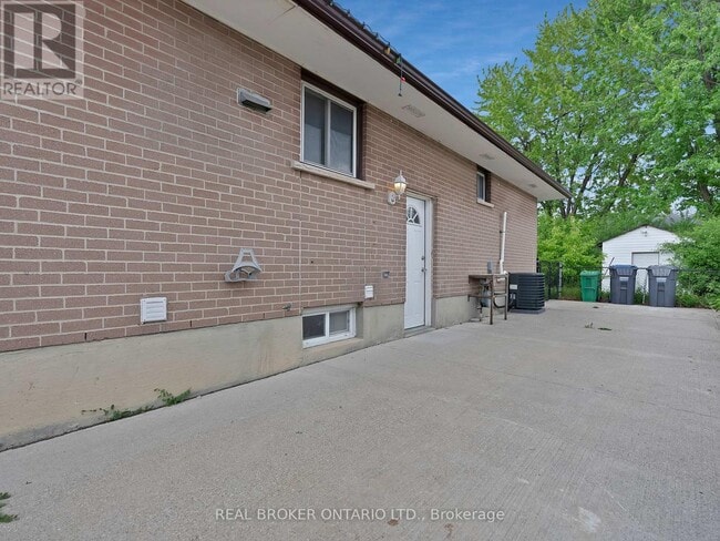 Building Photo - 251 Vodden St E