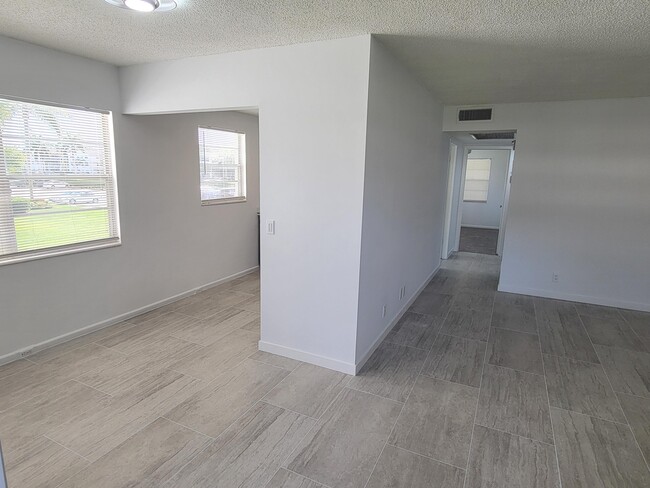 Building Photo - 613 Fanshaw N