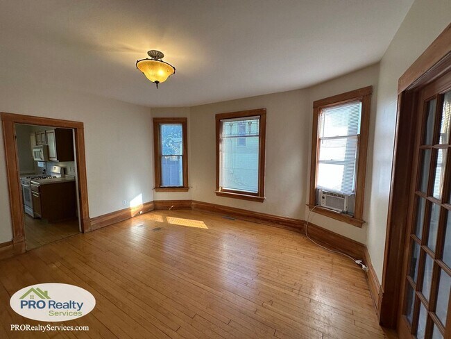 Building Photo - Main Level 2 Bedroom Duplex Unit