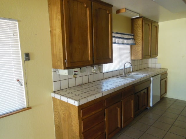 Building Photo - Quiet neighborhood and great views!