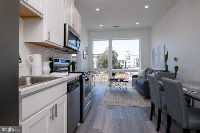 Foto del edificio - 818 Bladensburg Rd NE