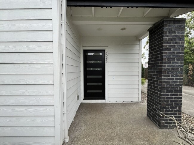 Building Photo - Charming 1Bed 1Bath Modern 2 Story Cottage with Fabulous Updates! Washer & Dryer Hook-ups!