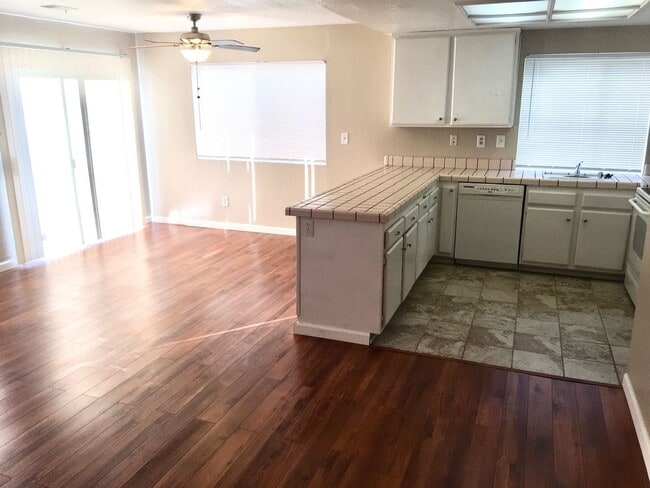 Building Photo - Large 3 Bedroom 2.5 Bath House w/ Garage in Vallejo -- COMING SOON !!!