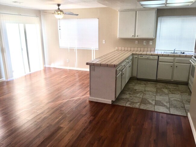 Foto del edificio - Large 3 Bedroom 2.5 Bath House w/ Garage in Vallejo -- COMING SOON !!!