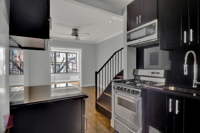Building Photo - 145 E 26th St