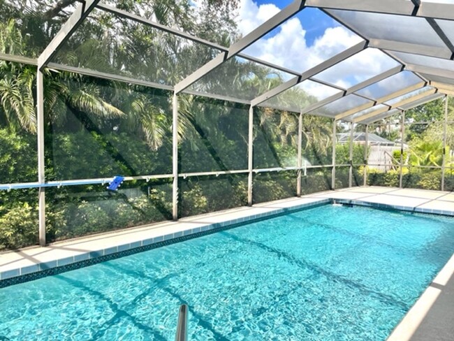 Foto del edificio - 3/2 ANNUAL - POOL HOUSE/W/ HUGE BONUS ROOM...